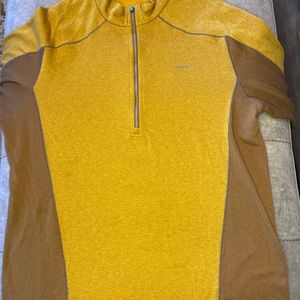 Mens Patagonia 1/4 zip, 2 tone brown. Mens Capilene size large, smoke free home